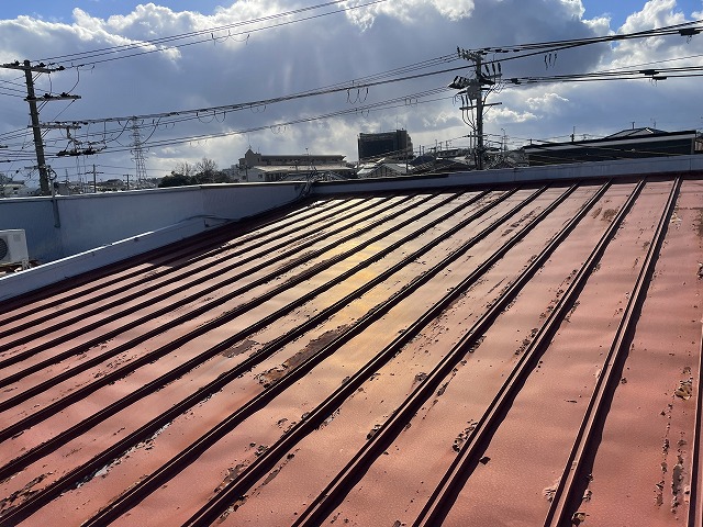 生駒市の工場より　雨漏りで点検依頼　金属屋根で老朽化