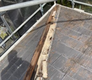 奈良市　ボロボロに劣化した屋根 スーパーガルテクト重ね葺き