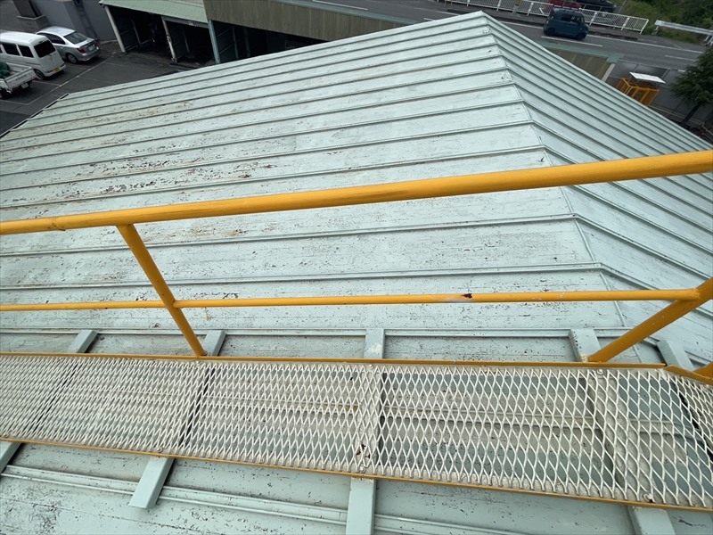 大和郡山市工場の屋根　経年劣化で塗膜が浮いて錆が出ている
