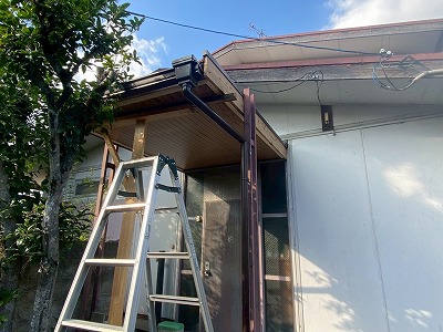 大和郡山市 玄関庇の板金設置下地復旧工事！軒天井の落下の危機！