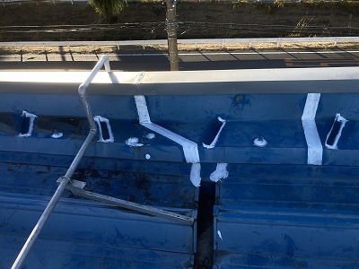 奈良市にて工場の雨漏り劣化コーキング～再度コーキング！これは必須！