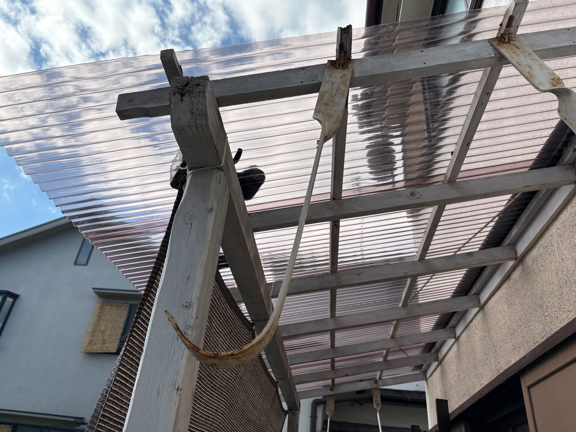 斑鳩町にて劣化した割れ波板の交換工事！テラス！ポリカ２０年の耐久性！？