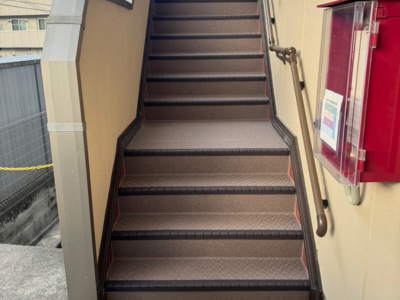 奈良市にて階段タイルの上に長尺シート施工！滑り止めで安全性UP