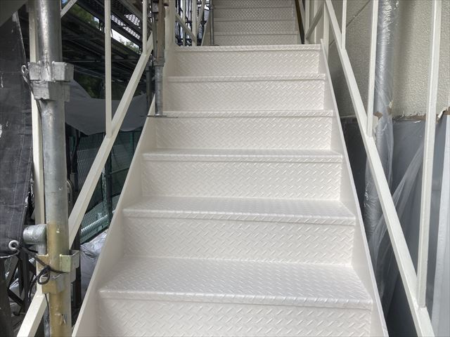 大和郡山市で工場の鉄骨階段が錆で劣化　弊社の錆止め塗装工事とは？