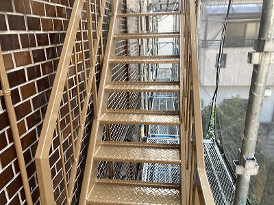 大和郡山市にて錆で腐食した鉄骨階段塗装工事！腐食で落下危険性を修繕！