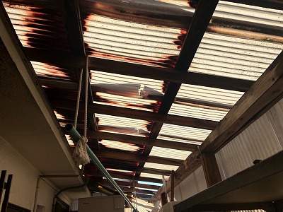 橿原市にて小屋の経年劣化で波板の割れ！強風シーズン！是非弊社に！