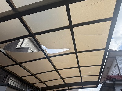 桜井市にてテラスのパネル割れ！強風の影響で飛んでいく可能性！危険性とは？