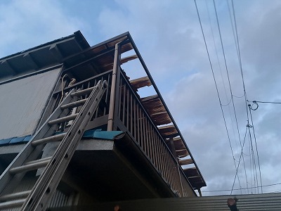 桜井市にて強風で波板劣化！近隣トラブルの危険性！交換のタイミングとは？