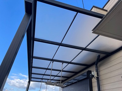 橿原市にて築年２０年のテラスパネル交換工事！強風の不安解決！