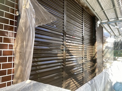 奈良市にてRC建て住宅の雨戸の塗装！高性能のシリコン塗装！