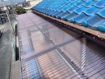 桜井市にて経年劣化したテラス波板交換工事！ポリカ波板施工事例