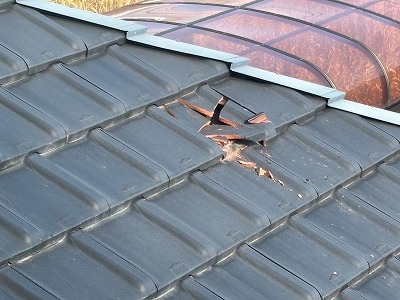 橿原市にて戸建て住宅で瓦の割れ！雨漏りの危険性！提案内容とは？