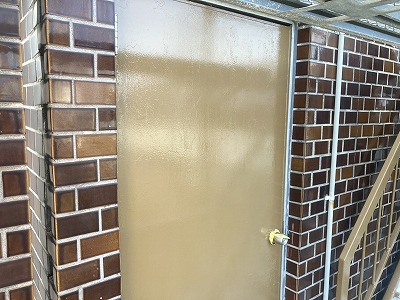 奈良市にて錆で劣化した鉄扉ドアの錆止め塗装！錆でお困りの方向け！