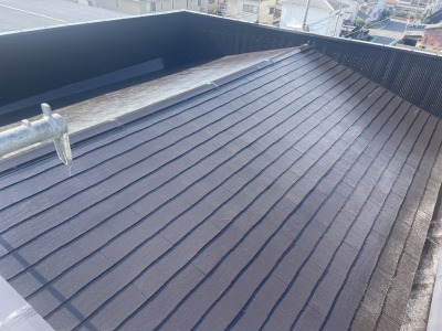 橿原市で劣化した屋上の屋根塗装で耐久性UP！弊社のクレーム塗料とは？