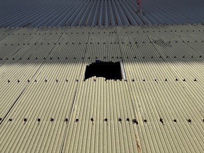 桜井市の工場にて強風劣化の影響で波板の割れ！近隣トラブルの危険性！