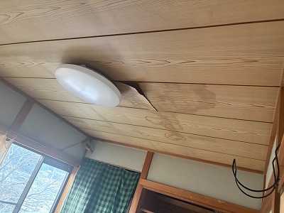 大和郡山市にて室内からの雨漏り！瓦の割れ！葺き替え工事のご提案！