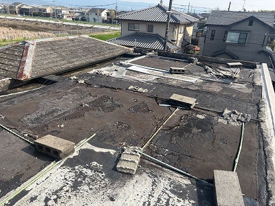 橿原市で天井雨漏りで天井が抜ける危険性！屋上のひび割れ！