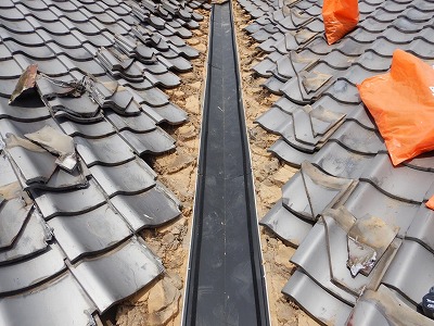 奈良市にて雨漏り補修工事！谷板金の錆穴が気になる！板金交換工事！