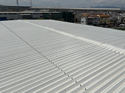 奈良市で工場で天井雨漏り原因は鉄板屋根！？断熱屋根塗装をご提案！