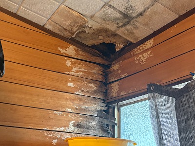 大和郡山市にて玄関上の天井から雨漏り！放置は危険！カバー工法の提案！