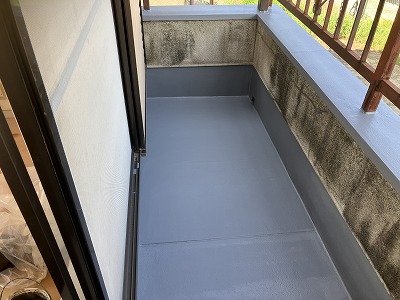 三宅町にてひび割れしたベランダをエクセルテックス防水工事！