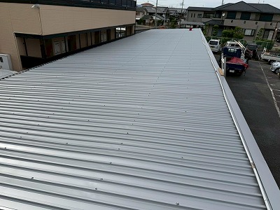 御所市にて穴あきガレージ屋根をガルバリウム鋼板でカバー工法！施工事例
