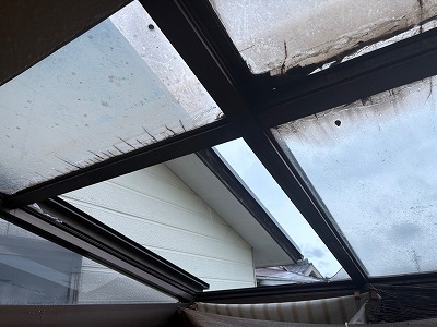 大和高田市にてテラス屋根の強風の原因でガラスが割れた！？火災保険