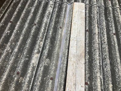 奈良市でガレージのひび割れした屋根のコーキング補修！１ｃｍ厚み確保！