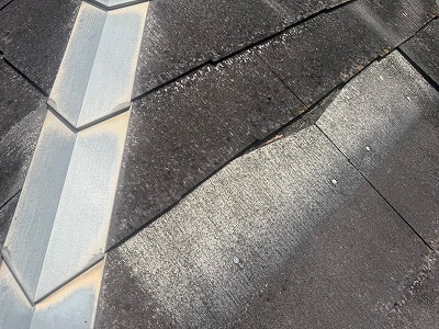 香芝市で劣化した屋根の割れ！雨漏り発生！屋根カバー？部分的差替え？最適なご提案！