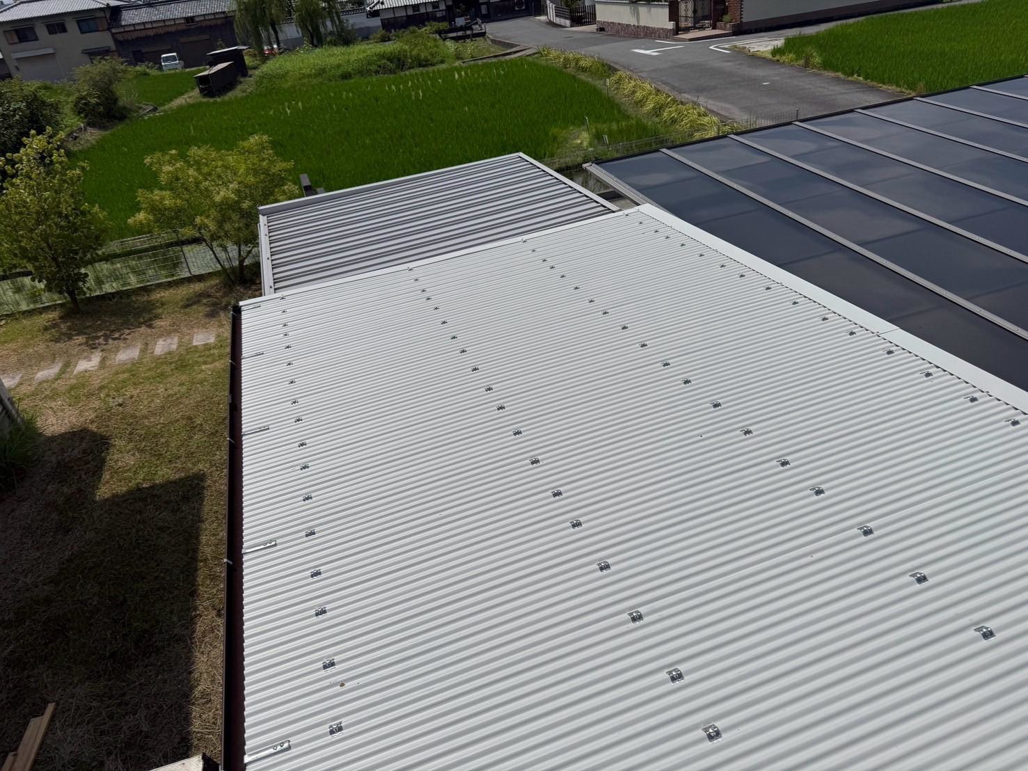 橿原市でコンテナハウスの屋根カバー工事！ガルバリウム鋼板で断熱効果UP