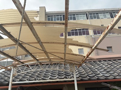 奈良市にて経年劣化でテラス波板交換工事のご提案！錆止め塗装！？