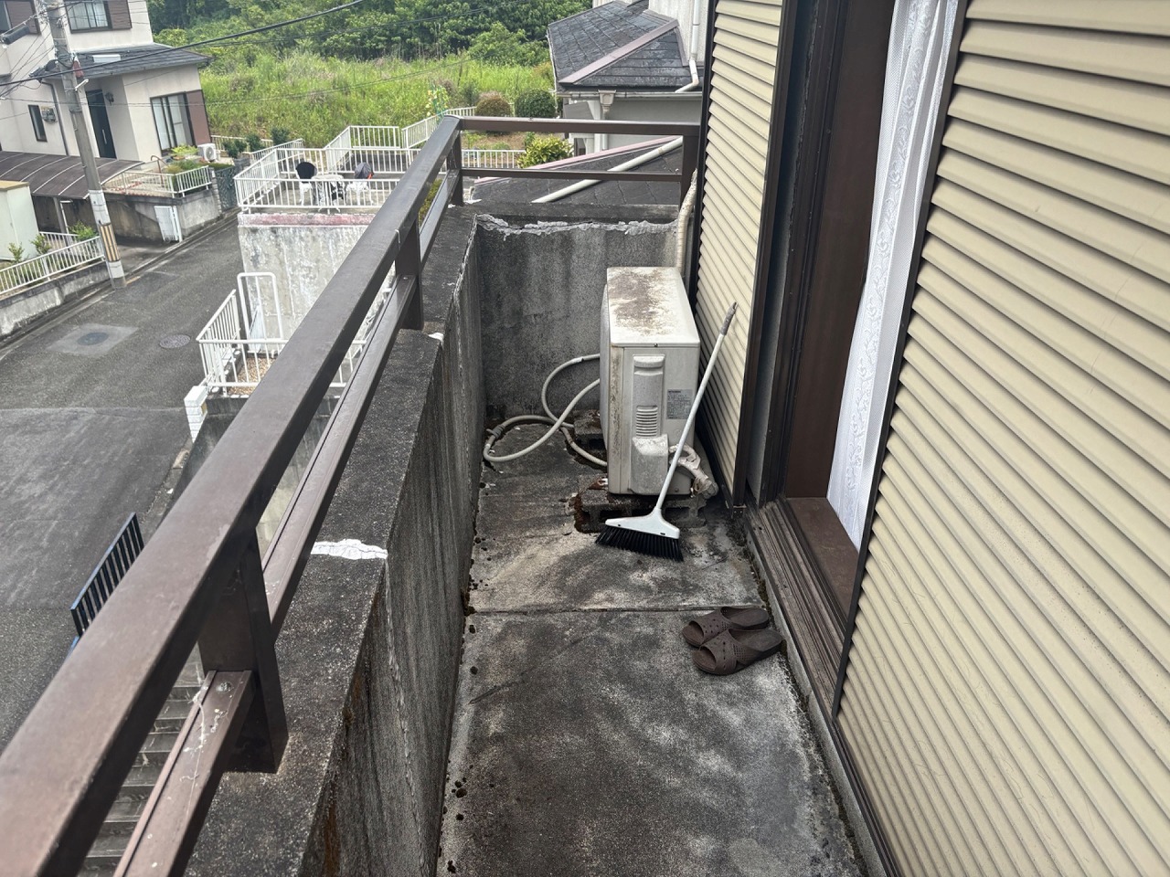 大淀町にて天井の雨漏り発生！ベランダの大量のひび割れ！ベランダ防水ご提案！