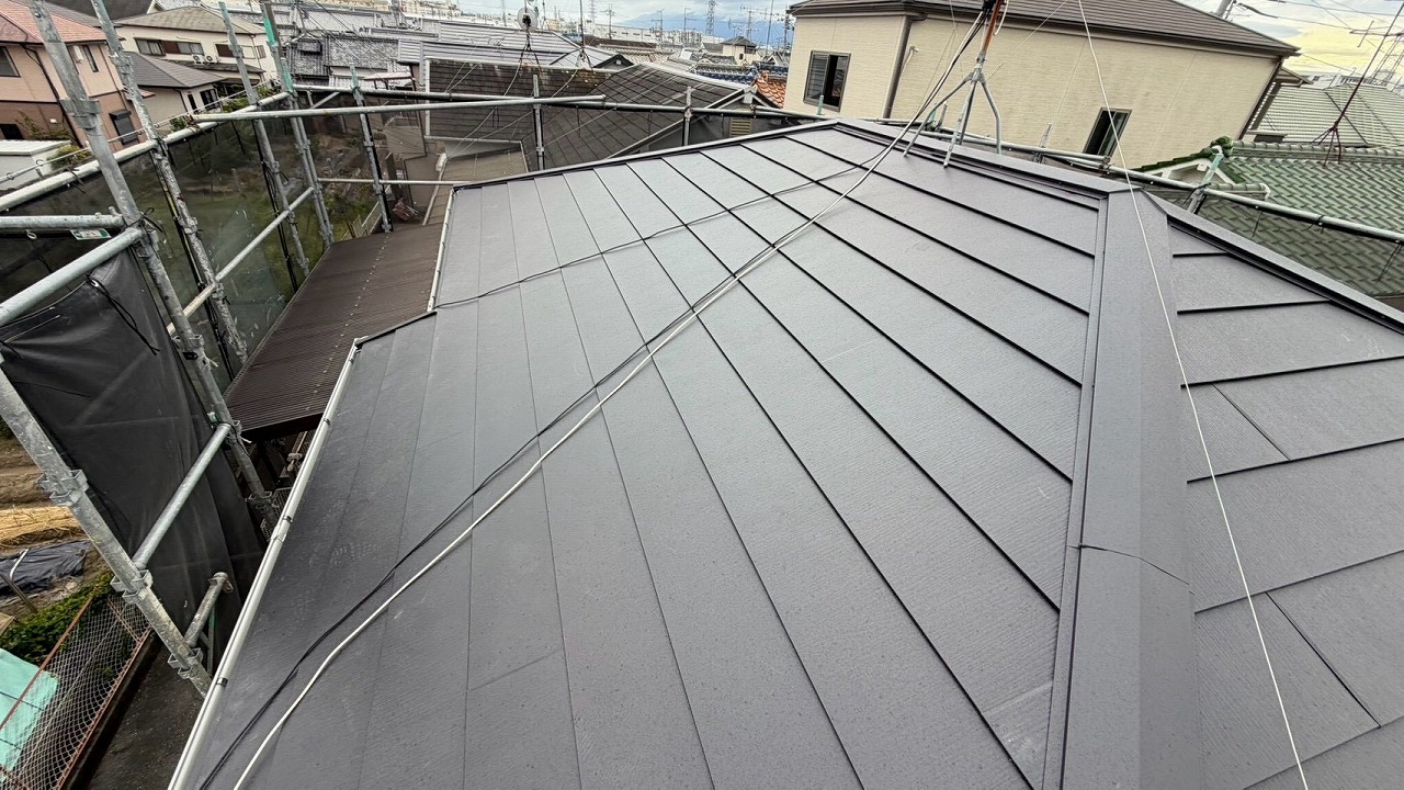 奈良市にて経年劣化した屋根を屋根カバー工事！スーパーガルテクト！施工事例