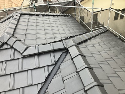 大和高田市にて経年劣化した屋根を屋根葺き替え工事！イーグルエクサ！