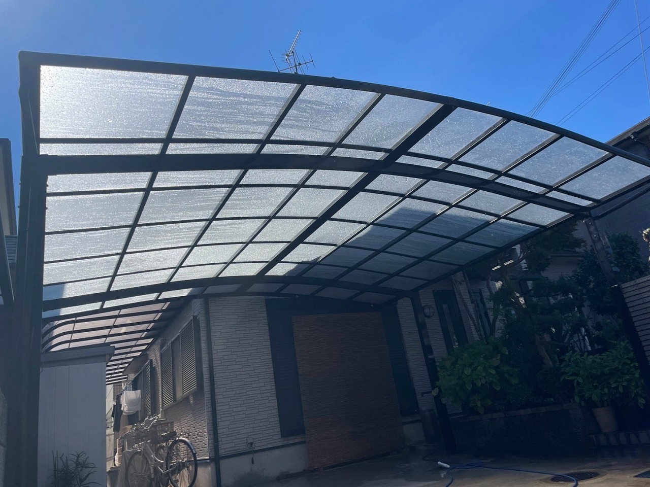 田原本町にてカーポートパネル交換工事！パネルの割れ補修は弊社にお任せ！